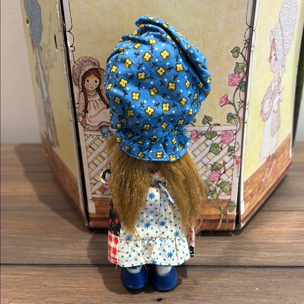 Holly Hobbie Gazebo Playset with Doll - Picture 8 of 9